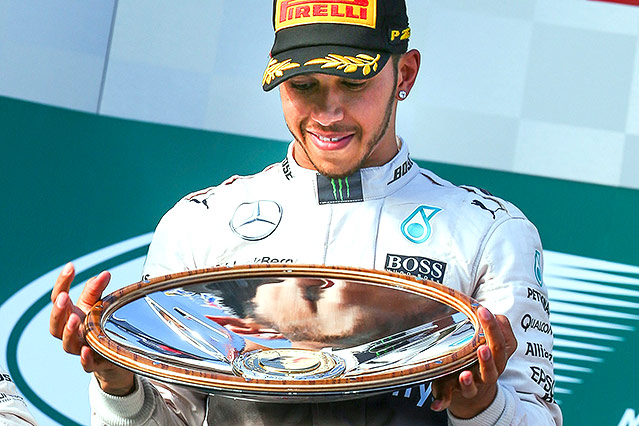 © APA/EPA/Diego Azubel Lewis Hamilton (GBR/Mercedes) mit seiner Melbourne-Trophäe