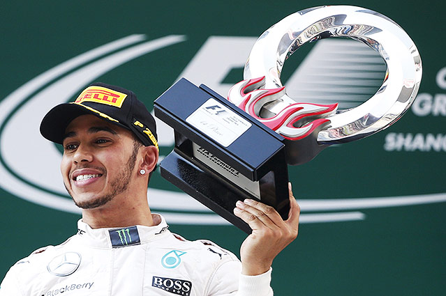 © Reuters/Aly Song Lewis Hamilton (GBR/Mercedes) mit seiner Schanghai-Trophäe