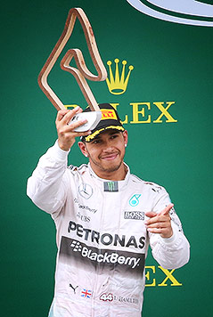© GEPA/Christian Walgram Lewis Hamilton (GBR/Mercedes) mit seiner Trophäe für den zweiten Platz in Spielberg