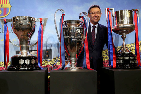 Barcelona-Präsident Josep Maria Bartomeu mit den Trophäen für den Gewinn der spanische Meisterschaft, der UEFA Champions League und dem spanischen Cup