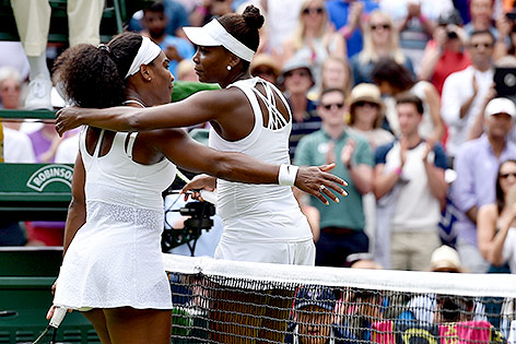 © Reuters/Toby Melville Serena und Venus Williams umarmen sich