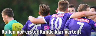 Jubeltraube der Austrianer, daneben ein Spieler von FC Kitzb&uuml;hel