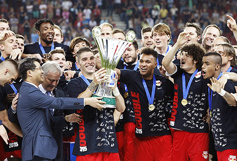 © APA/Gert Eggenberger Jonatan Soriano (Salzburg) mit Pokal und seine Teamkollegen von Red Bull Salzburg jubeln über den Cup-Sieg