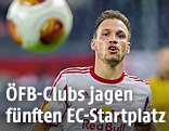 Andreas Ulmer (Salzburg) und ein Europa-League-Ball