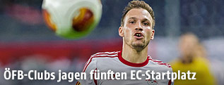 Andreas Ulmer (Salzburg) und ein Europa-League-Ball
