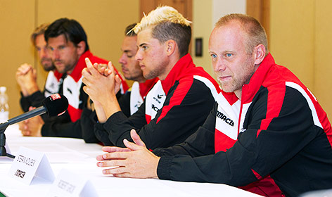 Davis-Cup-Kapitän Stefan Koubek mit seinem Theam bei einer Pressekonferenz