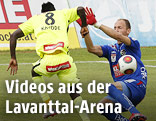 Tormann Alexander Kofler (WAC) gegen Ayobami Olarenwaju Kayode (Austria)