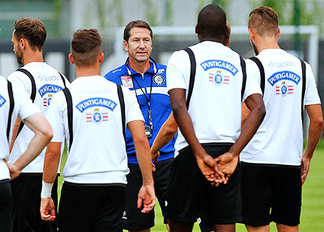 © GEPA/David Rodriguez Anchuelo Sturm-Coach Franco Foda erteilt seiner Mannschaft während einer Trainingseinheit Anweisungen