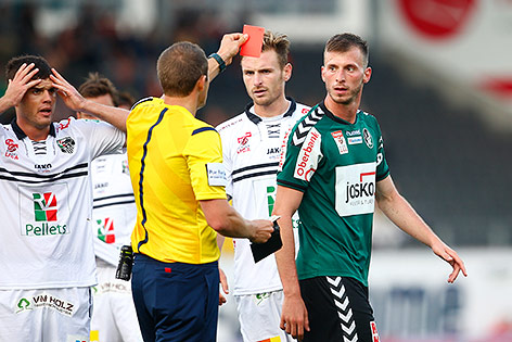 © GEPA/Felix Roittner Schiedsrichter Harald Lechner zeigt Petar Filipovic (Ried) die Gelb-Rote Karte