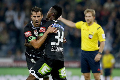 © APA/Erwin Scheriau Jubel der Sturm-Spieler Josip Tadic und Bright Edomwonyi