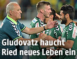 Ried-Trainer Paul Gludovatz gratuliert seinen Spielern