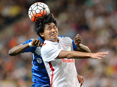 © APA/AP/Kerstin Joensson Takumi Minamino (Salzburg) und Umaru Bangura (Minsk)