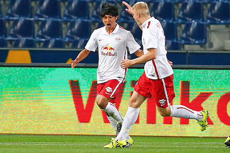 © GEPA/Felix Roittner Jubel der Salzburger Takumi Minamino und Martin Hinteregger
