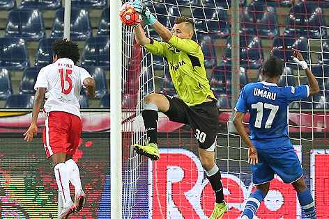 © APA/Krugfoto Minsk-Tormann Aleksandr Gutor hält einen Ball