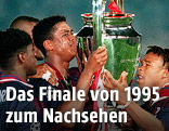 Patrick Kluivert (Ajax) küsst den Champions-League-Pokal 1995