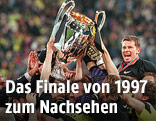 Spieler von Borussia Dortmund jubeln mit dem Champions-League-Pokal im Jahr 1997