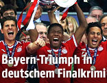 Spieler des FC Bayern mit dem CL-Pokal