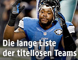 Defensive end Jason Jones (Detroit Lions) sitzt am Boden und gestikuliert