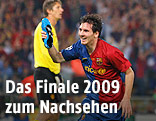 Lionel Messi (Barcelona) jubelt im CL-Finale 2009 mit einem Schuh in der Hand