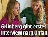 Kira Gr&uuml;nberg mit einer Therapeutin