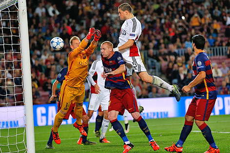 © AP/Emilio Morenatti Tor des Leverkusen-Spielers Kyriakos Papadopoulos gegen Barcelona