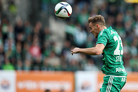 © GEPA/Patrick Leuk Stefan Stangl (Rapid) schießt ein Kopfballtor gegen Salzburg