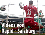 Goalie Alexander Walke (Salzburg) kassiert ein Tor gegen Rapid