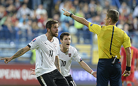 Martin Harnik und Zlatko Junuzovic mit Schiedsrichter Daniele Orsato