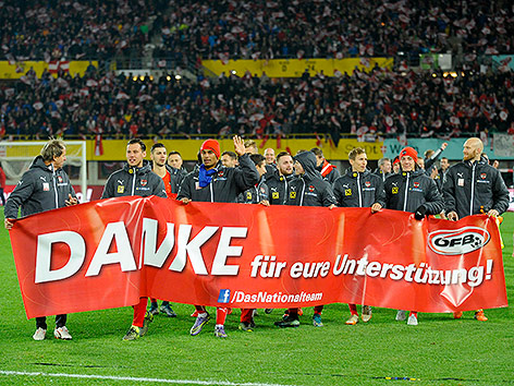 Die Spieler des Nationalteams mit einem Banner nach Ende des Fußball EM-Qualifikationsspieles zwischen Österreich und Liechtenstein