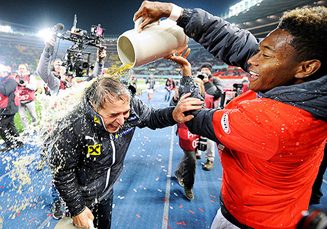 © APA/Roland Schlager Bierdusche für ÖFB-Coach Marcel Koller von David Alaba