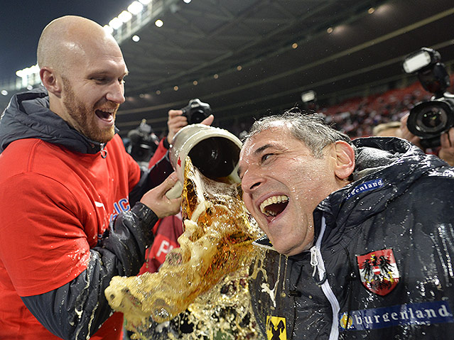 © APA/Herbert Neubauer Torhüter Robert Almer und Teamchef Marcel Koller nach dem Fußball EM-Qualifikationsspiel