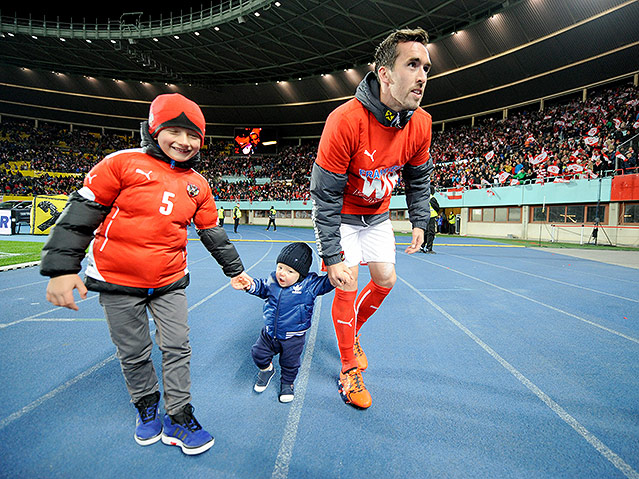 © APA/Roland Schlager Christian Fuchs (AUT) mit Kindern nach Ende des Fußball EM-Qualifikationsspieles