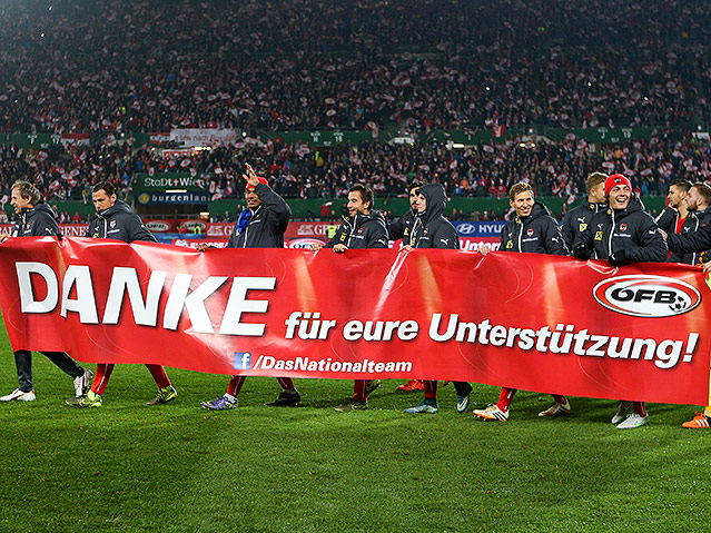 © APA/Roland Schlager Die Spieler des Nationalteams mit einem Banner nach Ende des Fußball EM-Qualifikationsspieles