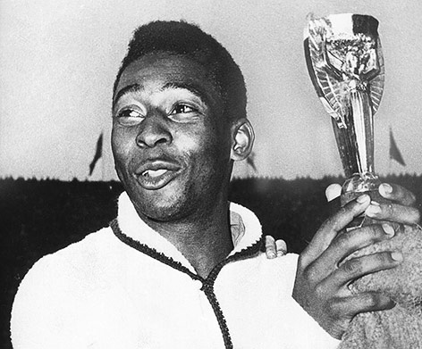 Der brasilianische Stürmer Pele hält 1962 den WM-Pokal hoch