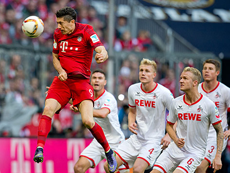 Robert Lewandowski beim Kopfball