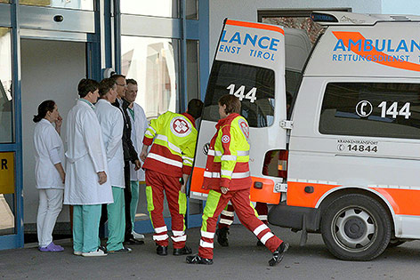 © APA/EPA/ZEITUNGSFOTO.AT Rettungskräfte vor einem Spital