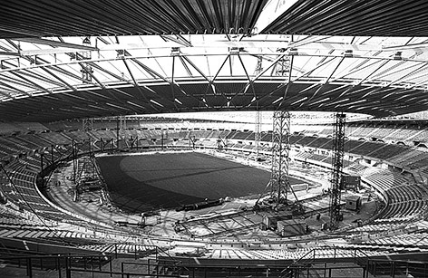Einbau der Dachkonstruktion im Praterstadion 1986