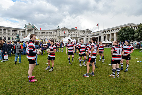© GEPA/Christian Ort Österreichisches Rugbyteam auf dem Wiener Heldenplatz