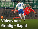 Venuto (Grödig) verwertet gegen Jan Novota (Rapid Wien) einen Elfmeter