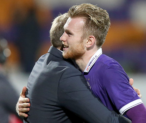 © GEPA/Patrick Leuk Trainer Thorsten Fink umarmt Kevin Friesenbichler (Austria Wien)
