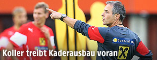 &Ouml;FB-Trainer Marcel Koller mit Spielern beim Training
