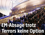 Menschen verlassen das Stade de France
