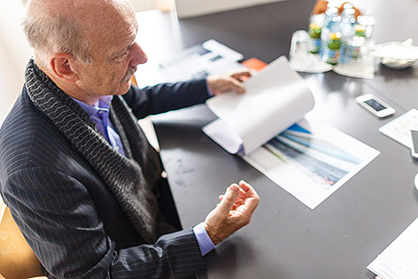 © ORF.at/Dominique Hammer Architekt Albert Wimmer zeigt einen Stadionplan