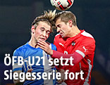 &Ouml;FB-U21-Spieler Andreas Gruber im Zweikampf gegen den Finnen Fredrik Lassas