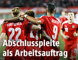 &Ouml;FB-Spieler Arm in Arm von hinten