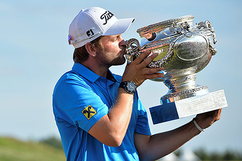 © GEPA/Panoramic/Anthony Bibard Bernd Wiesberger küsst den Pokal