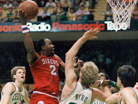 © AP/Charlie Krupa Philadelphia 76ers Moses Malone, gegen Boston Celtics Larry Bird