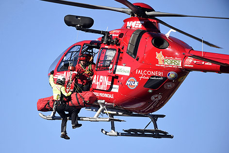 © APA/AFP/Olivier Morin Matthias Mayer wird mit dem Rettungshubschrauber abtransportiert