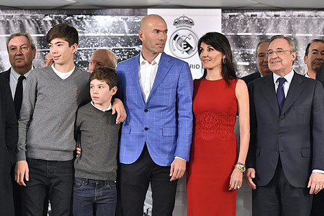 © APA/AFP/Gerard Julien Zinedine Zidane mit Familie und dem Real-Madrid-Präsidenten Florentino Perez