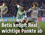 Lucas Vazquez (Real) und N'Diaye (Betis)